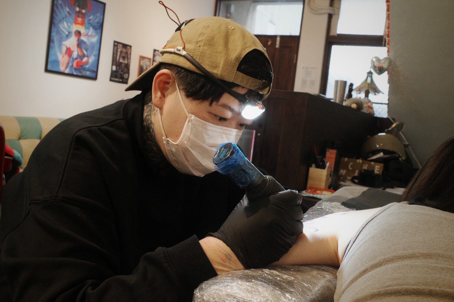 台灣最有溫度的「527刺青室」鍾幸容,她透過環島刺青、救援浪浪、更透過刺青療癒他人。(圖/527刺青室 提供)