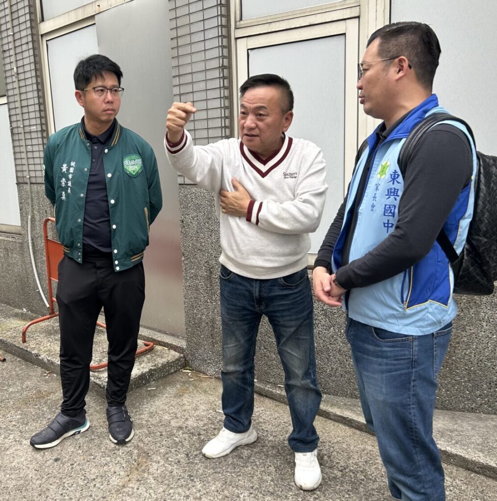 明德里里長陳朝福（中）今（26）日同市議員黃崇真（左）與信義國小榮譽家長會長陳信州（右）等，前往中壢區信義國小外的昆明街3號進行會勘，展開增設人行道的可能討論。（記者翻攝）