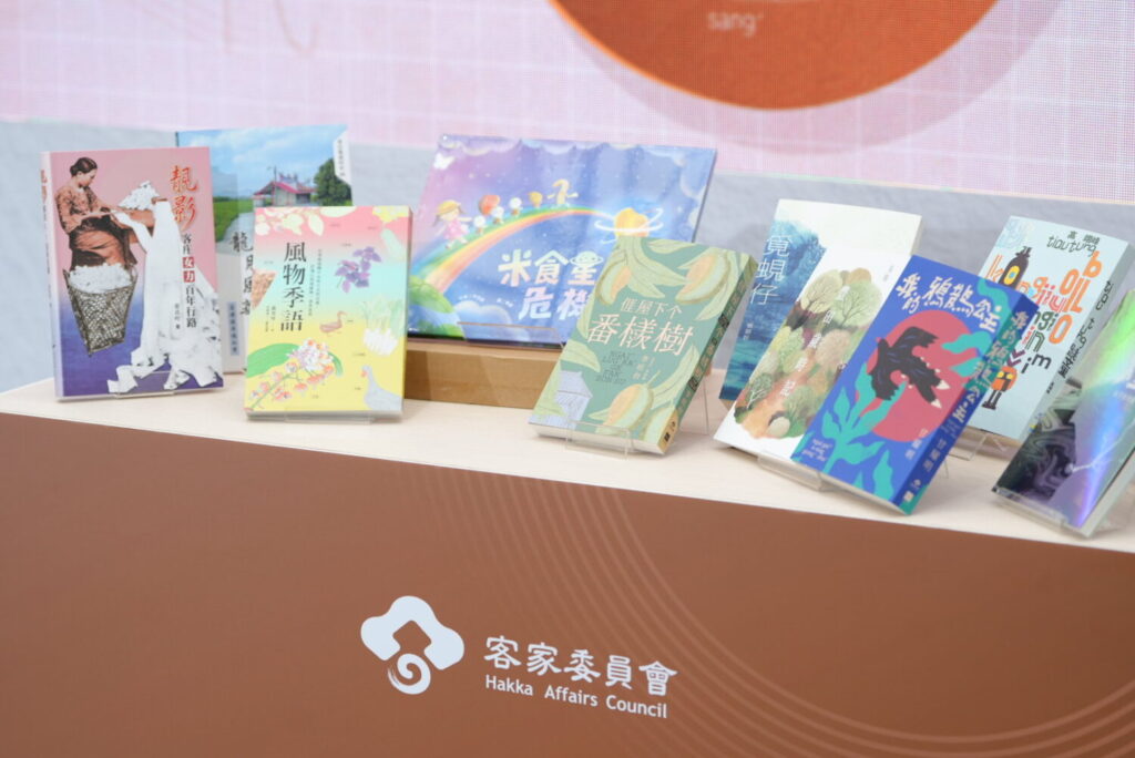 客委會與所屬單位嚴選展出364種近1,500冊與推薦鎮館好書。(圖／客委會提供)