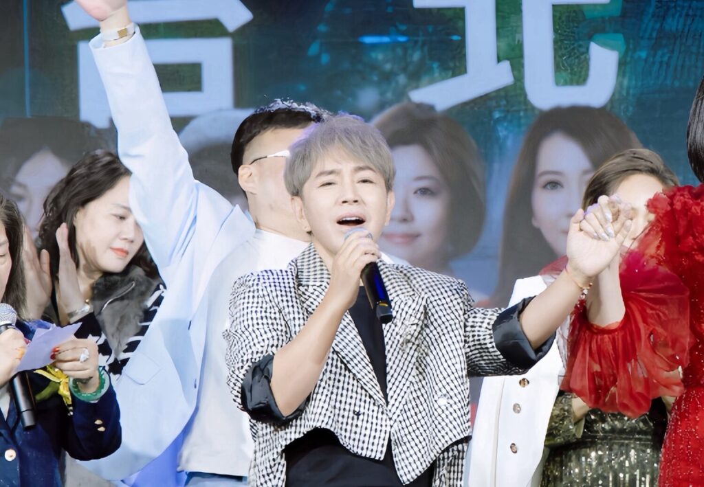 梵緯現場深情演唱自創曲《一綻成名》，音樂一響立刻抓住全場目光，金融論壇秒變小型演唱會。(圖/梵緯 提供)