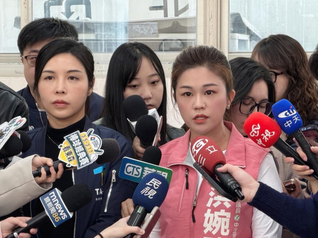 台北市議員洪婉臻14日陪同萬華華江里里長洪佳君召開記者會。(翻攝自洪婉臻粉專)