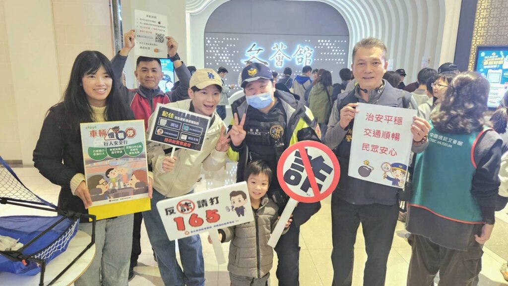 ️南港打詐隊與參加活動孩童開心合影。(圖／記者薛秀蓮 翻攝)