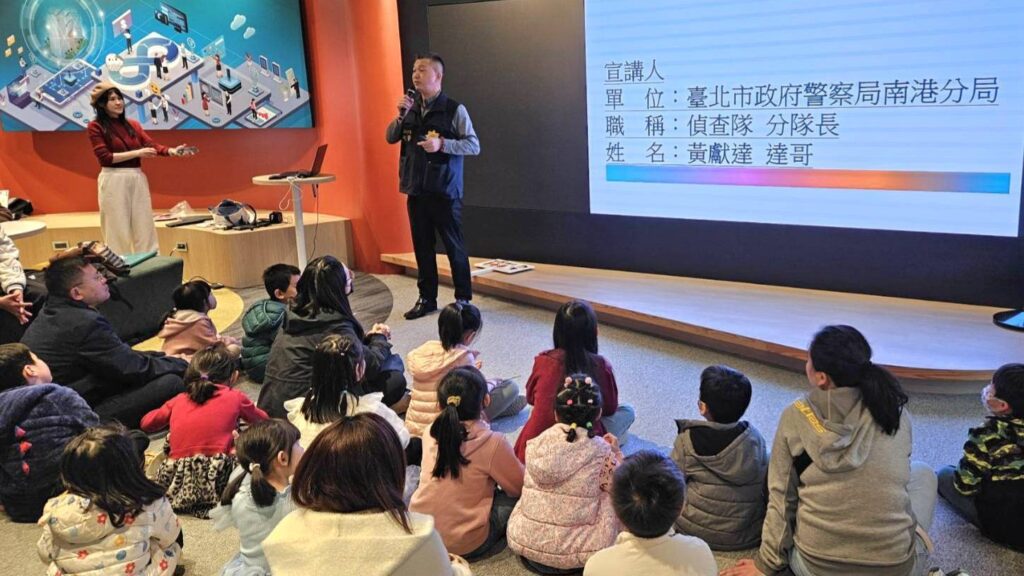 南港分局偵查隊分隊長講解防詐資訊。(圖／記者薛秀蓮 翻攝)