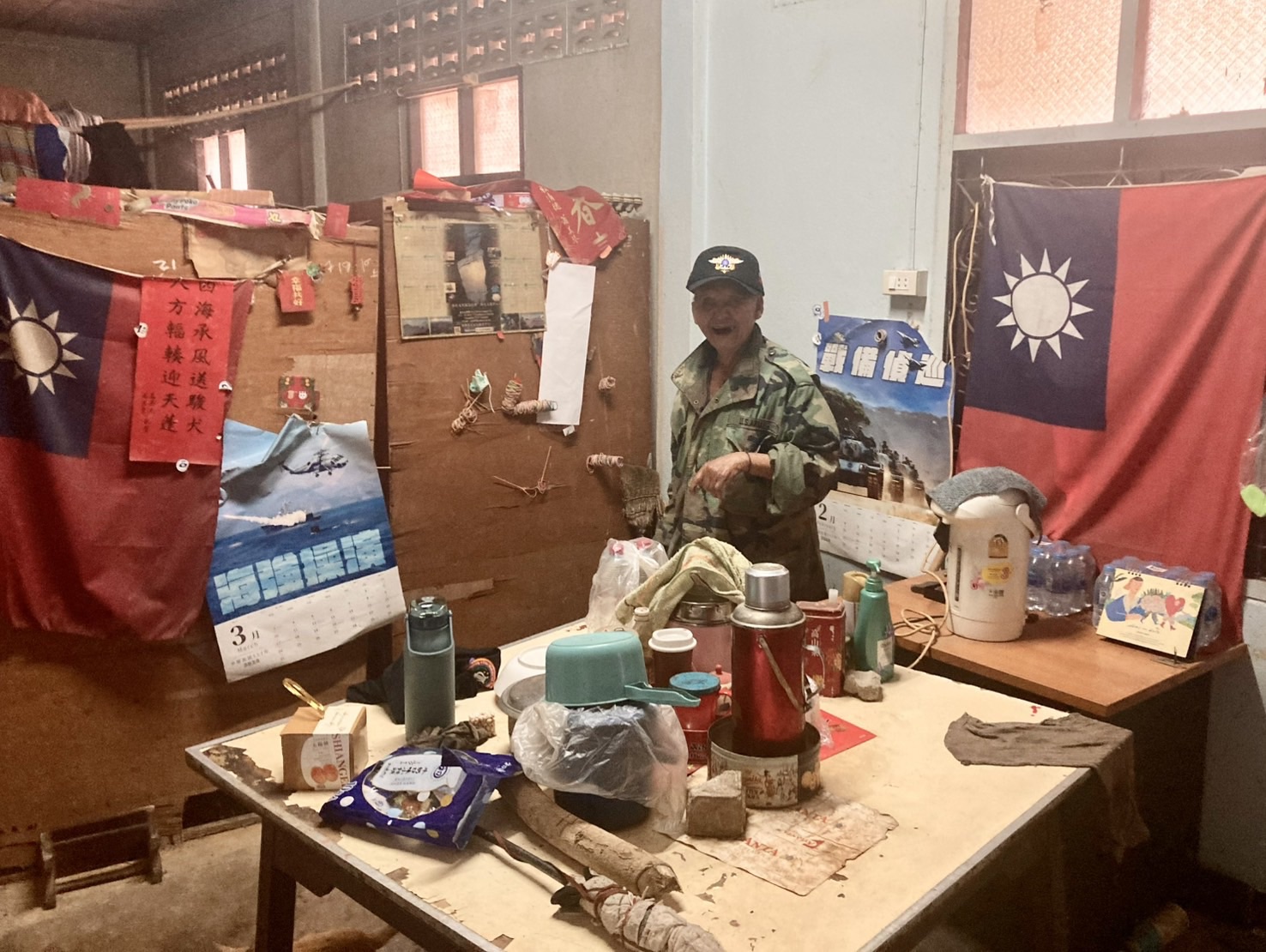 孤軍老前輩的生活環境即使困難，也不忘愛國。(圖/黃信凱 提供)