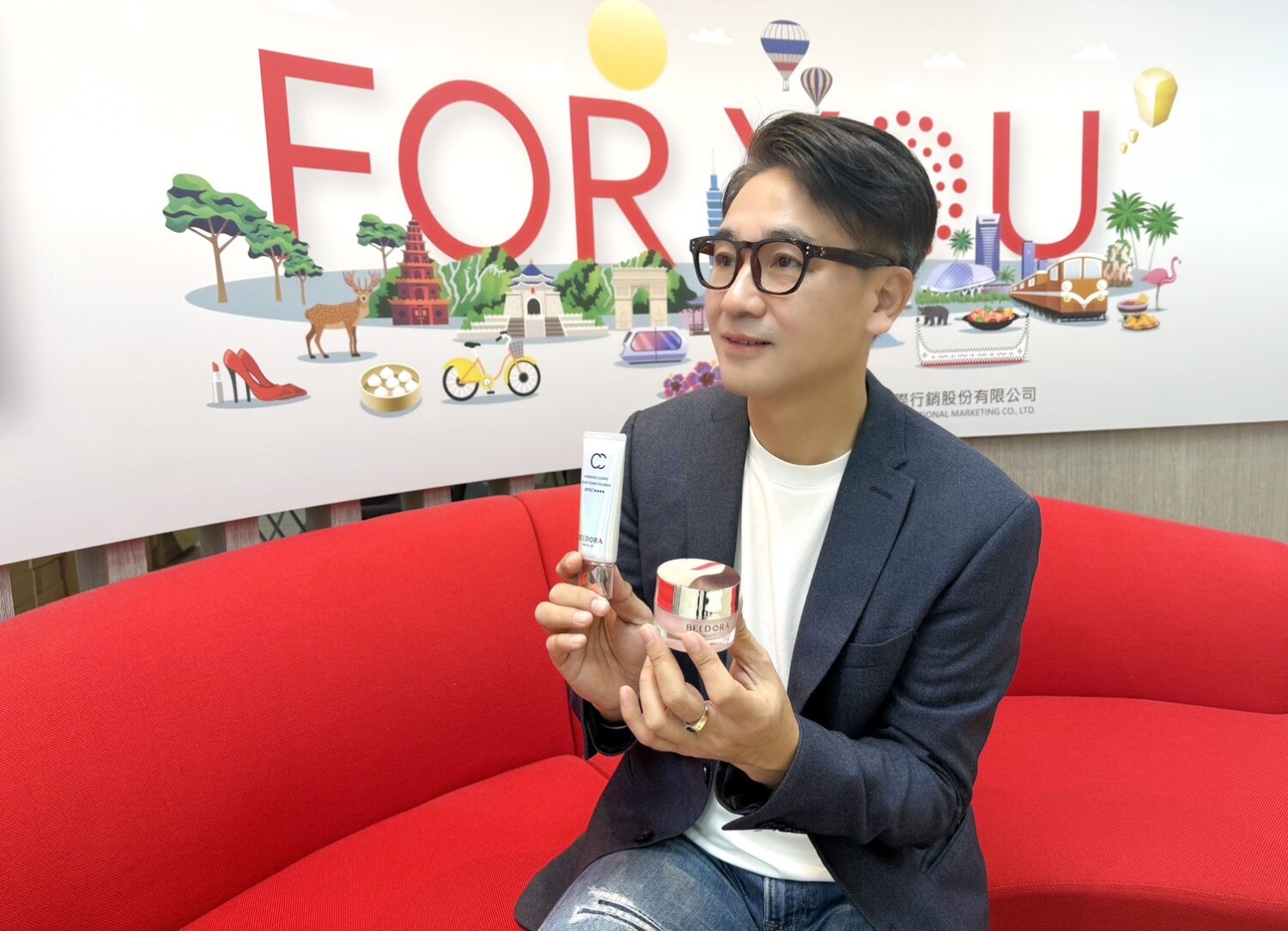 效率保養專家 PAUL 老師提出「行李減法術」，建議選擇高機能、多效合一的品項，僅需「2 瓶」就能搞定全天候的保養與自然妝感。(圖/蓓朵娜 提供)