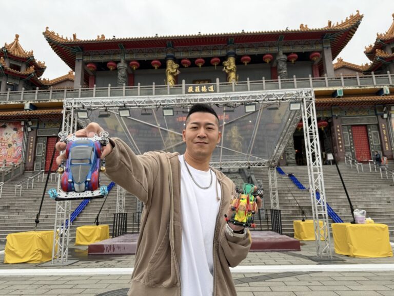 草爺首創「四驅車鑽轎底」護國宮祭出祈福神明加持。(圖/紅心字會 提供)