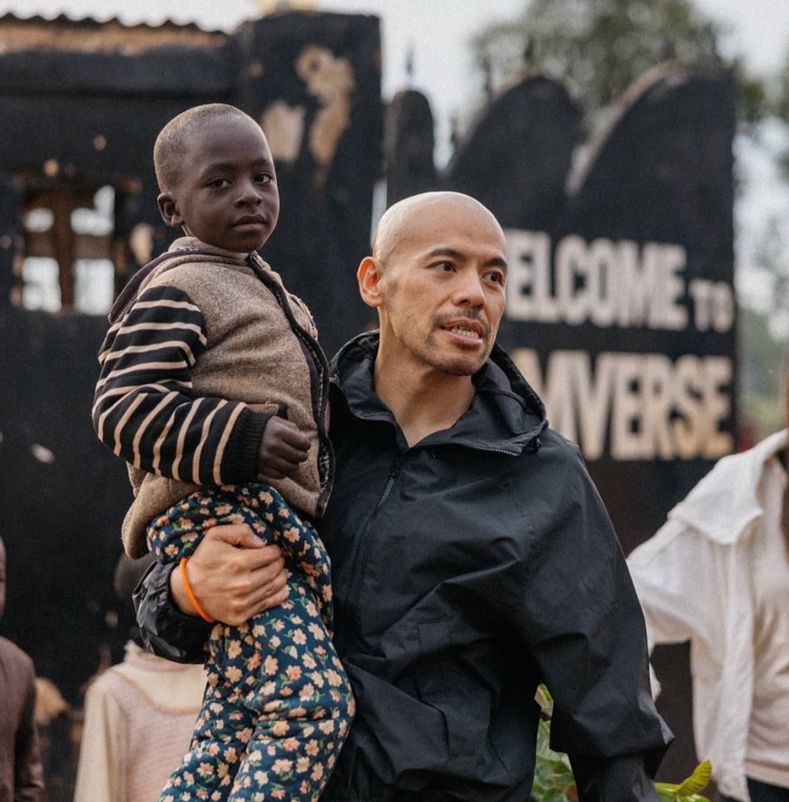 阿卡莎納成為全球矚目的靈性導師並勇敢跨足歌壇。(圖/阿卡莎納團隊 提供)