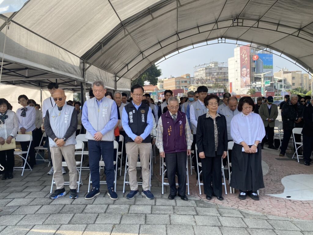 「二二八事件」79週年追思儀式,張啟楷(左3)_出席並與嘉義市長黃敏惠(右1)、財團法人嘉義市228紀念文教基金會董事長江榮森(左4)、前監察院院長張博雅(右2)一同默哀。(圖/記者 包克明攝)