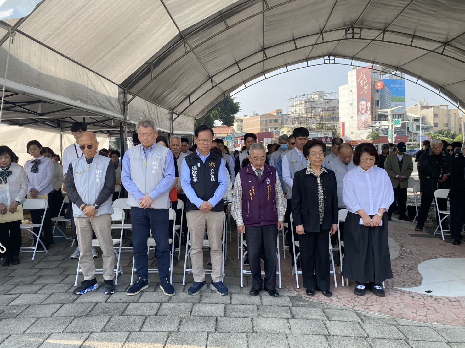 「二二八事件」79週年追思儀式,張啟楷(左3)_出席並與嘉義市長黃敏惠(右1)、財團法人嘉義市228紀念文教基金會董事長江榮森(左4)、前監察院院長張博雅(右2)一同默哀。(圖/記者 包克明攝)