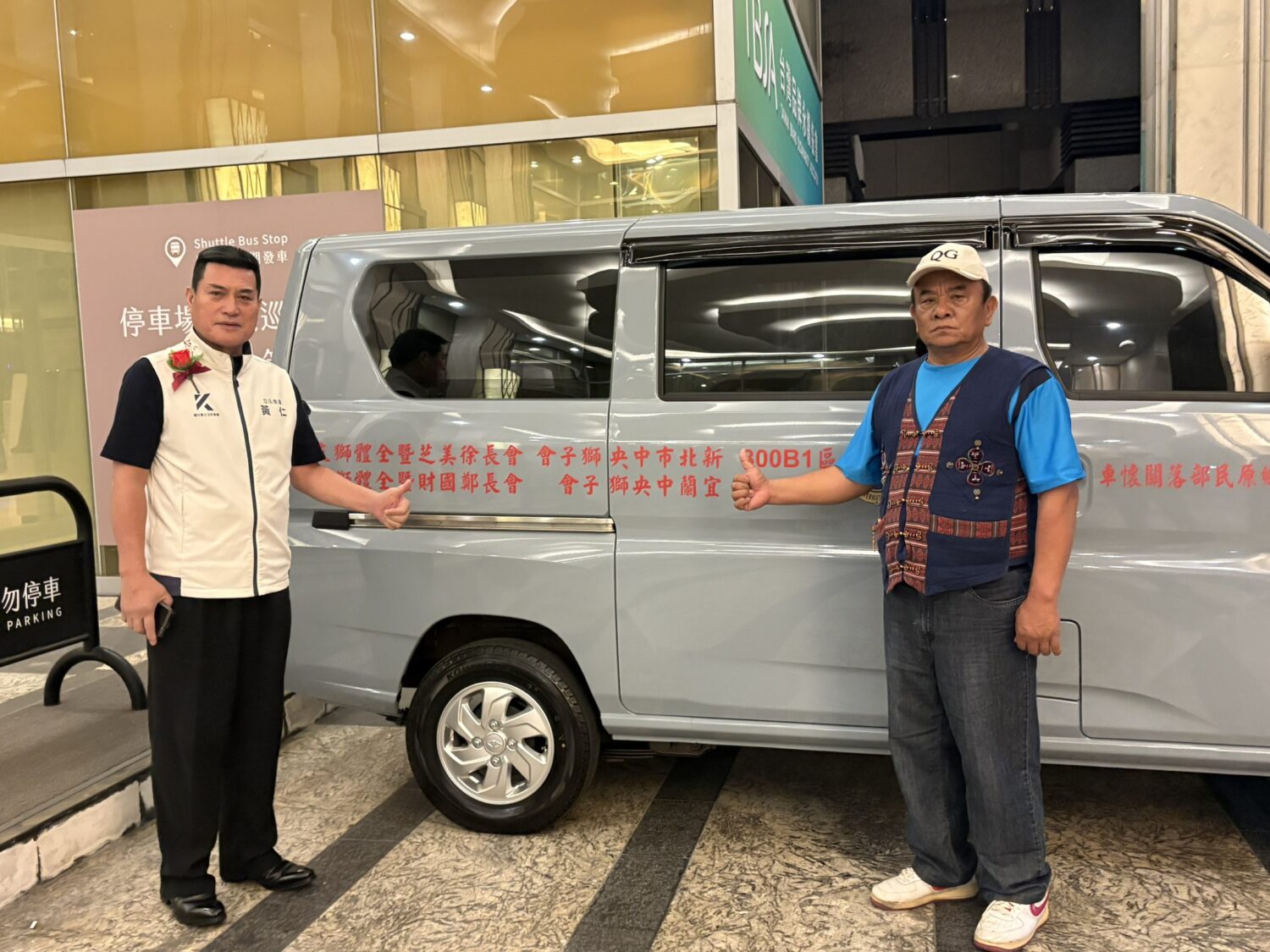 黃仁偕新北市中央獅子會長徐美芝捐贈關懷車給屏東縣獅子鄉原民部落。(圖／黃仁國會辦公室)
