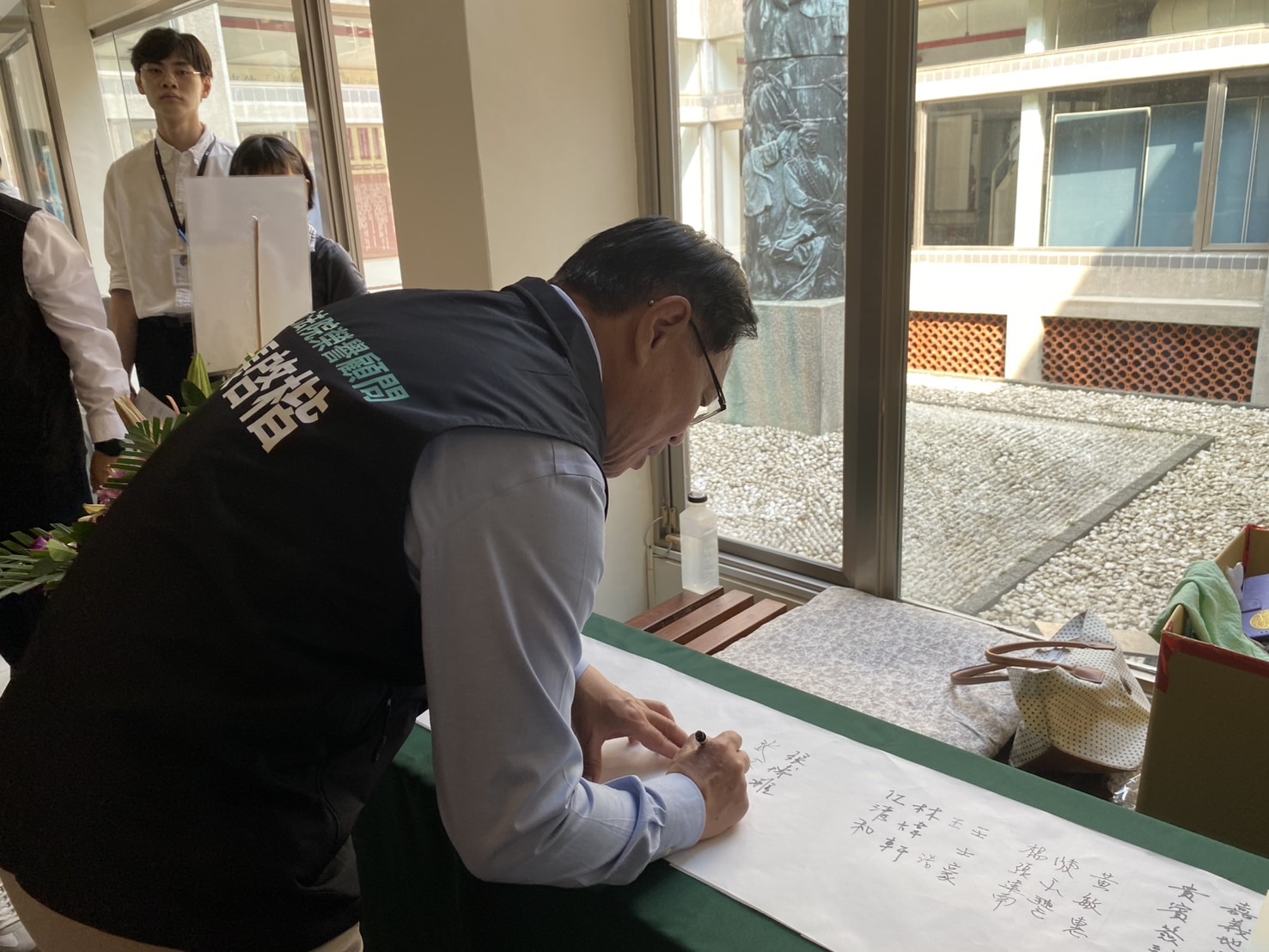 張啟楷參觀2026「嘉義市二二八事件79週年」嘉義地區二二八檔案史料特展簽名。(圖/記者 包克明攝)