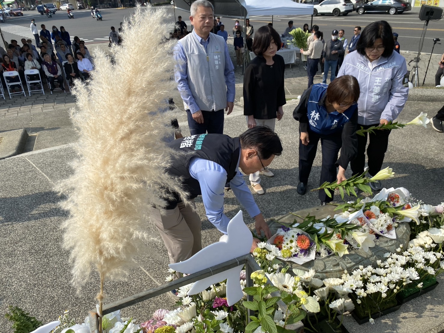 張啟楷為「二二八事件」逝者獻花。(圖/記者 包克明攝)