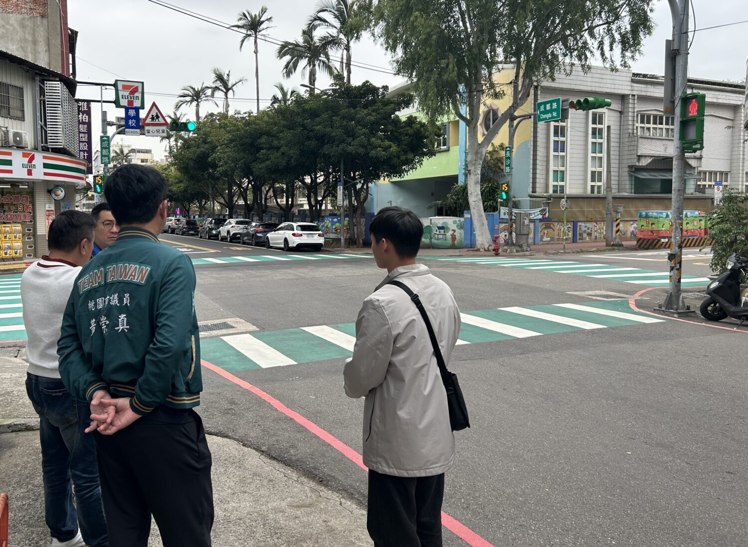 中壢體育園區開通後，包含昆明街3號的鄰近路段車流大增，偏窄的路寬加上行車和臨停擠壓，最終導致上下學的孩童時常與汽機車爭道，增加意外風險。（記者翻攝）