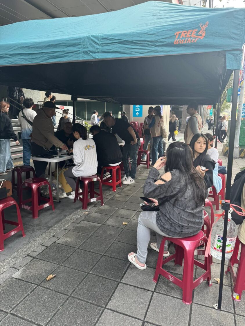 現場湧入不少攜家帶眷的民眾與呼朋引伴而來的熱心人士，挽袖捐血。（記者 趙靜姸翻攝）