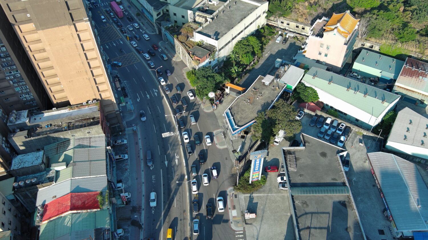 土城警出動空拍機掌握路況。(記者徐煜勝翻攝)