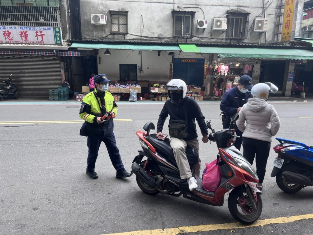 土城分局警方嚴格取締闖紅燈、酒毒駕、超速等重大違規。（記者徐煜勝翻攝）
