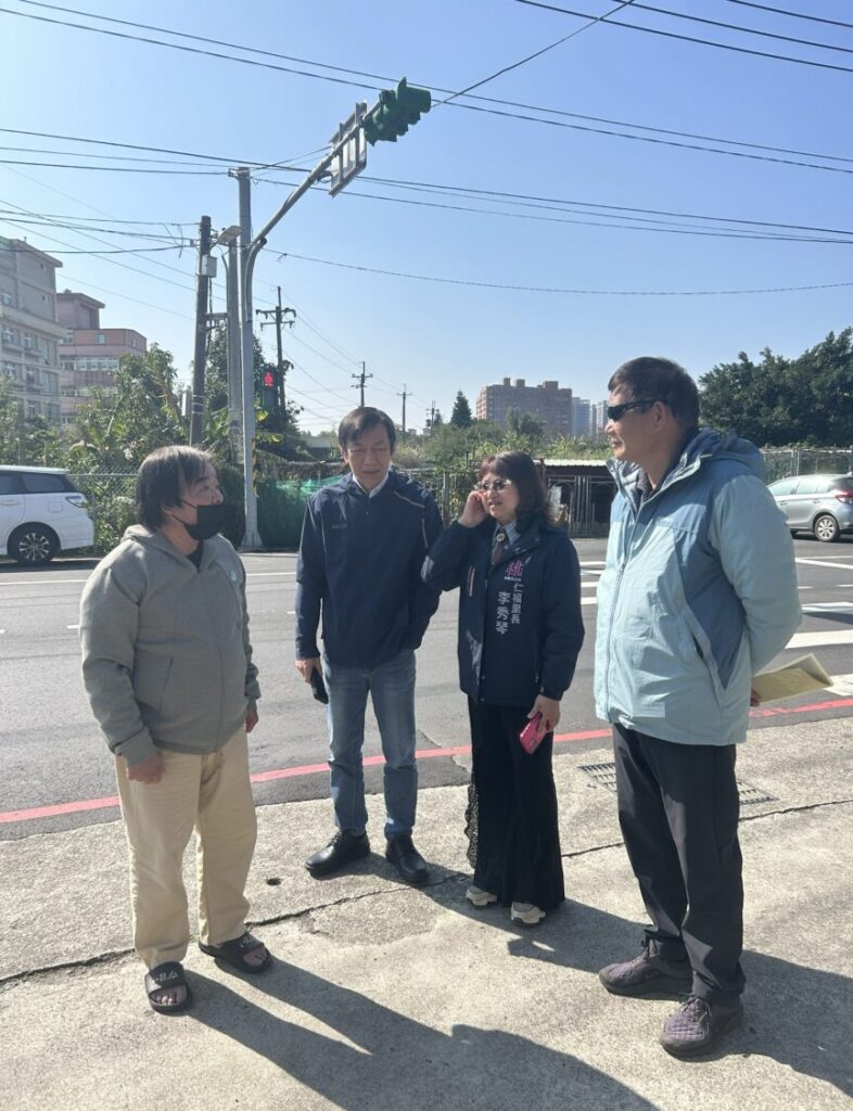 仁福里里長李秀琴今（10）日同交通局與會相關人員、陳情人陳賢澤及桃園市議員黃崇真大內壢服務處，前往華勛街綠蒂幼兒園前進行會勘，針對車輛通行及人本交通展開討論。（記者陳世軒攝）