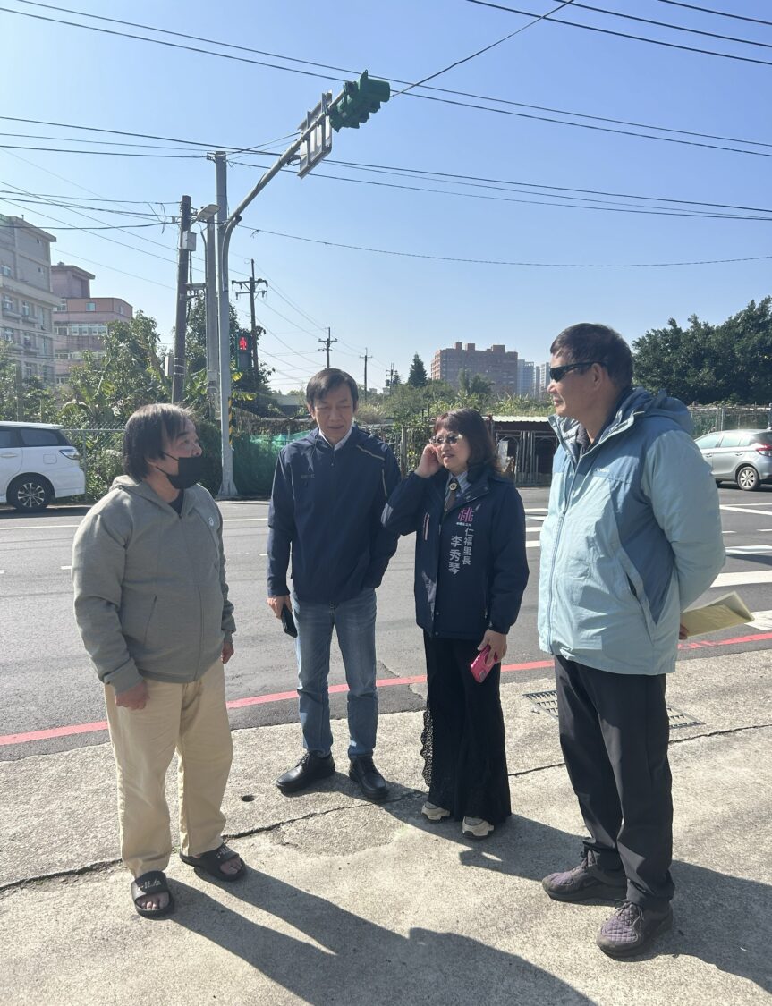 仁福里里長李秀琴今（10）日同交通局與會相關人員、陳情人陳賢澤及桃園市議員黃崇真大內壢服務處，前往華勛街綠蒂幼兒園前進行會勘，針對車輛通行及人本交通展開討論。（記者陳世軒攝）