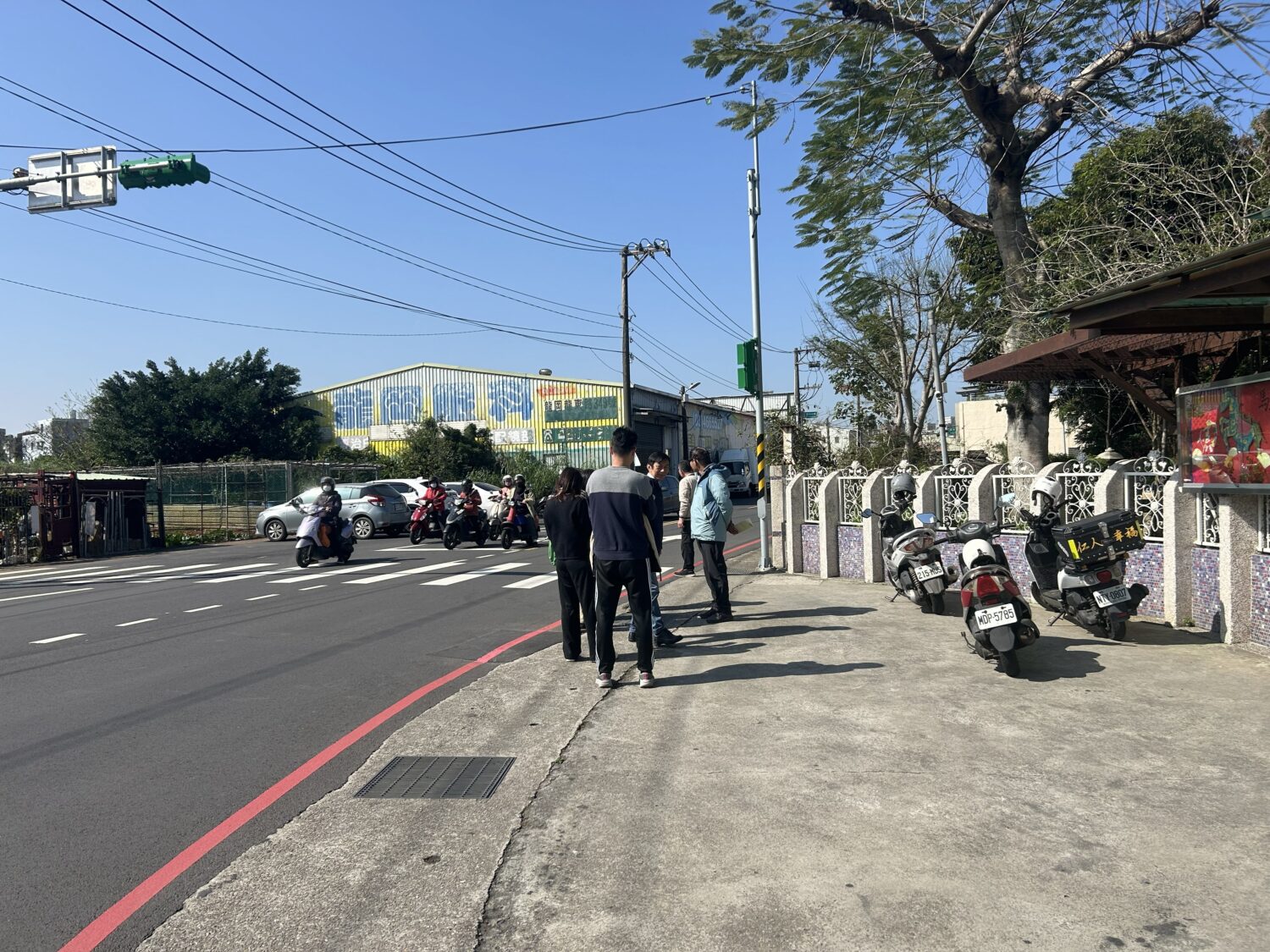 陳情人提到，離峰時段該路口並未有大量行人通過，因此建議尖峰時段維持行人專用號誌方案，但清晨或半夜則以行車為主。（記者翻攝