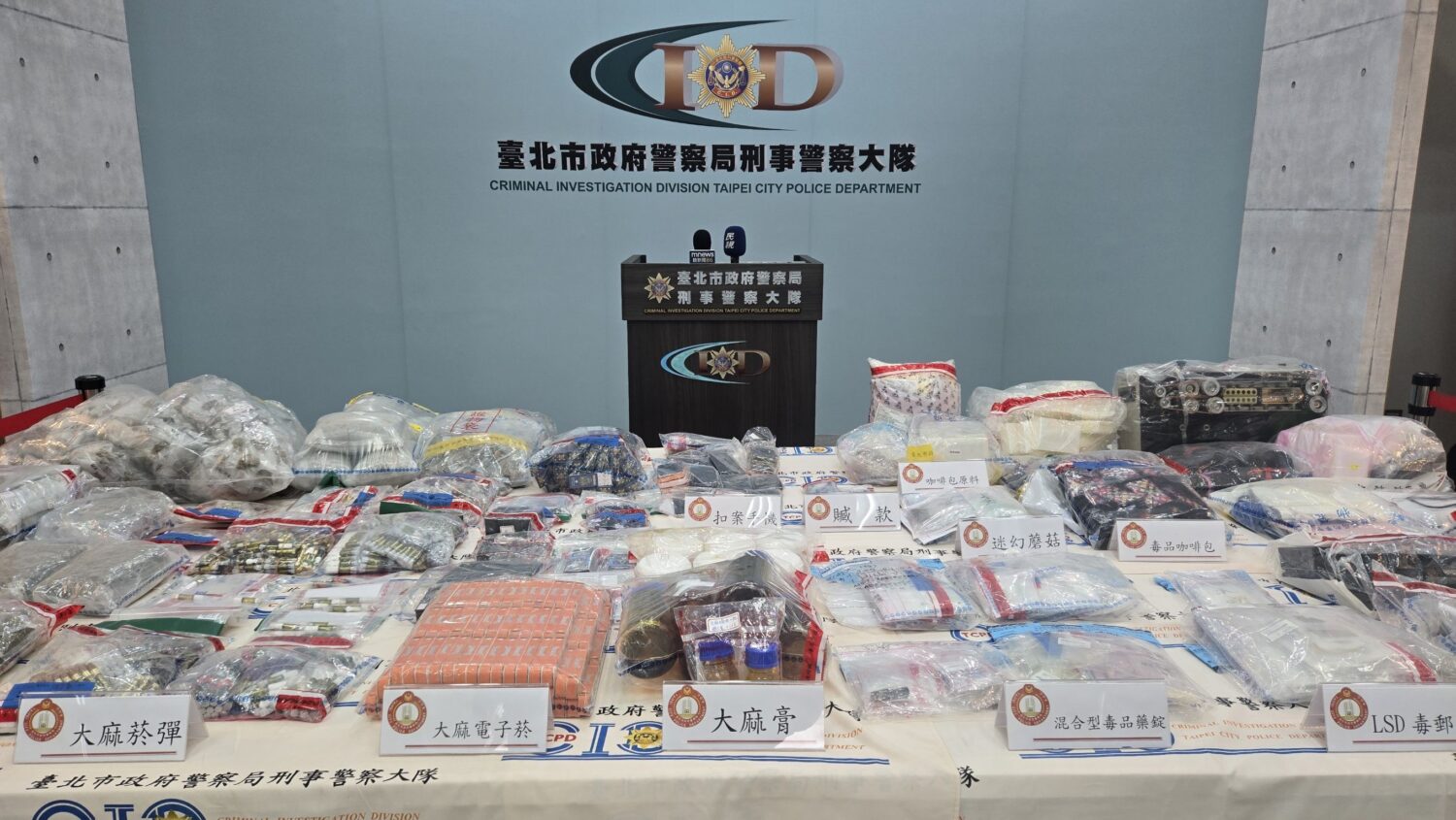 北市刑大警方查扣大量大麻證物。（記者徐煜勝翻攝）