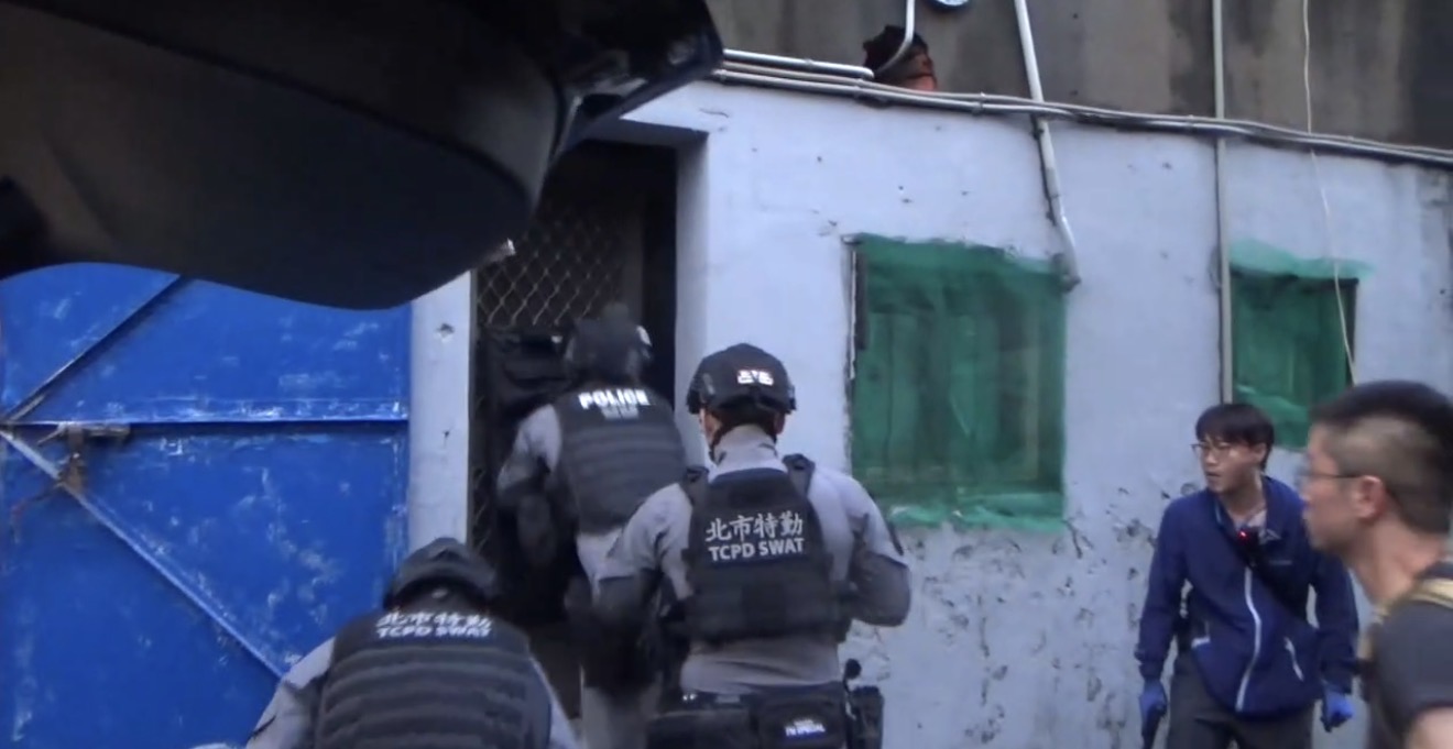 警方攻堅。（記者徐煜勝翻攝）
