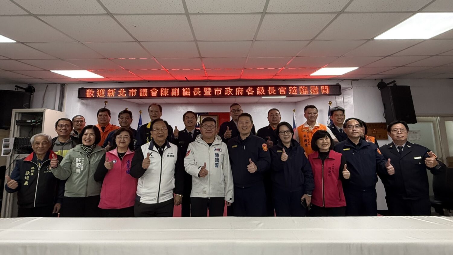 新北市副議長陳鴻源（左五）率隊慰問永和分局。（記者徐煜勝翻攝）