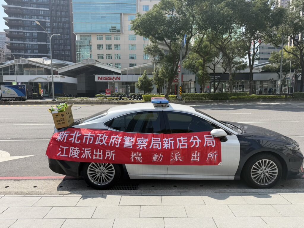 新店分局於春節期間在轄區景點設立機動派出所。（記者徐煜勝翻攝）