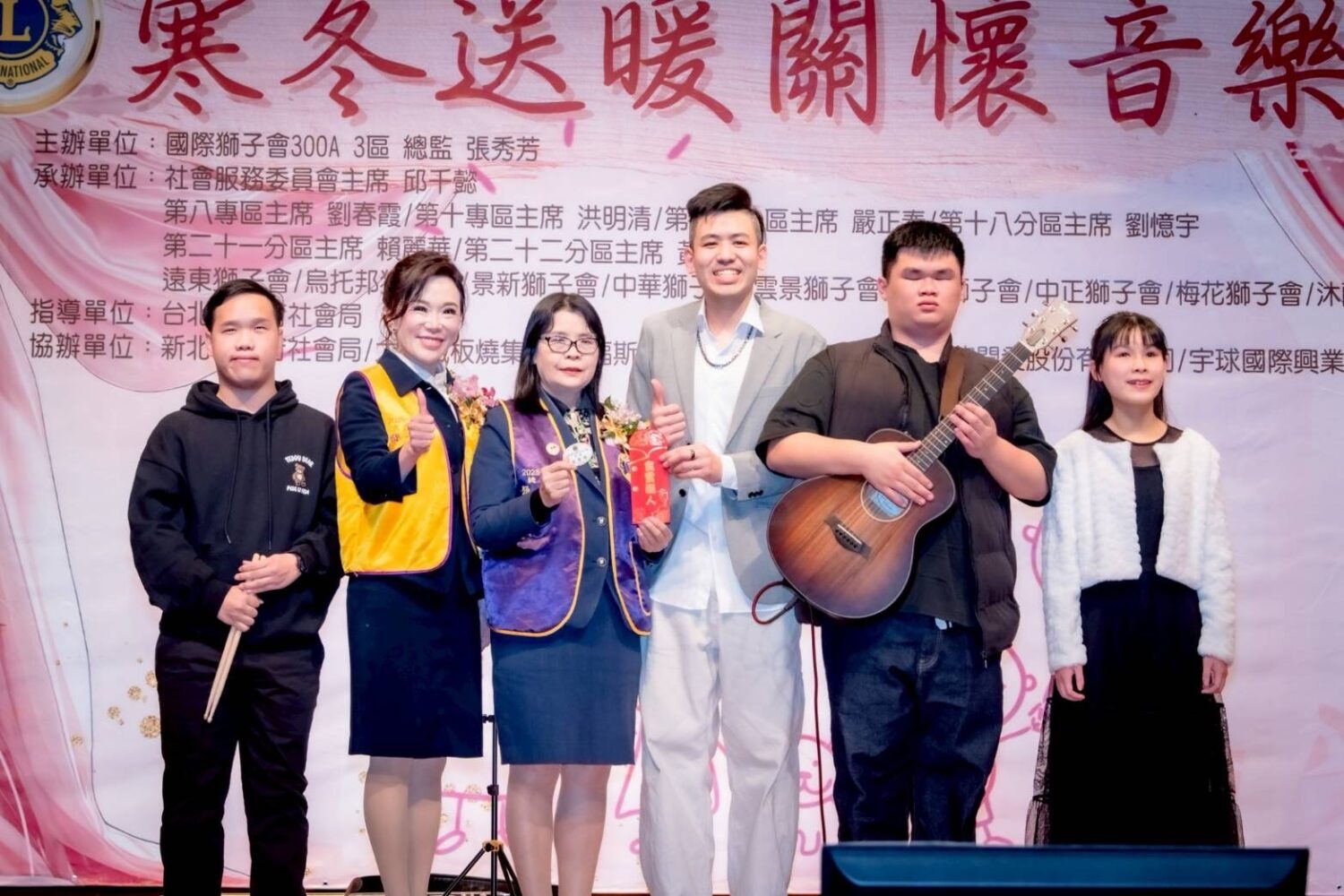 由大直獅子會謝承融主席組成「放聲座標」視障樂團首登大舞台。（圖／記者 張泓笙翻攝）