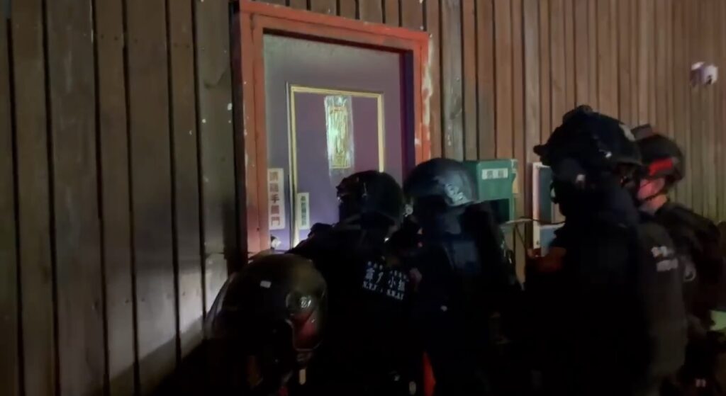 警方攻堅隱藏之天九牌賭場。（記者徐煜勝翻攝）