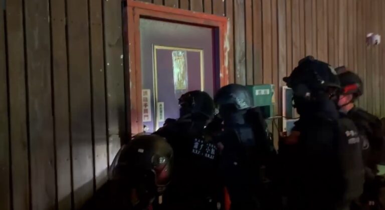 警方攻堅隱藏之天九牌賭場。（記者徐煜勝翻攝）