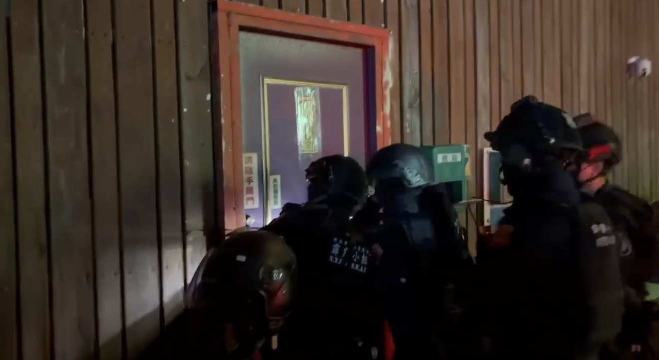 警方攻堅隱藏之天九牌賭場。（記者徐煜勝翻攝）