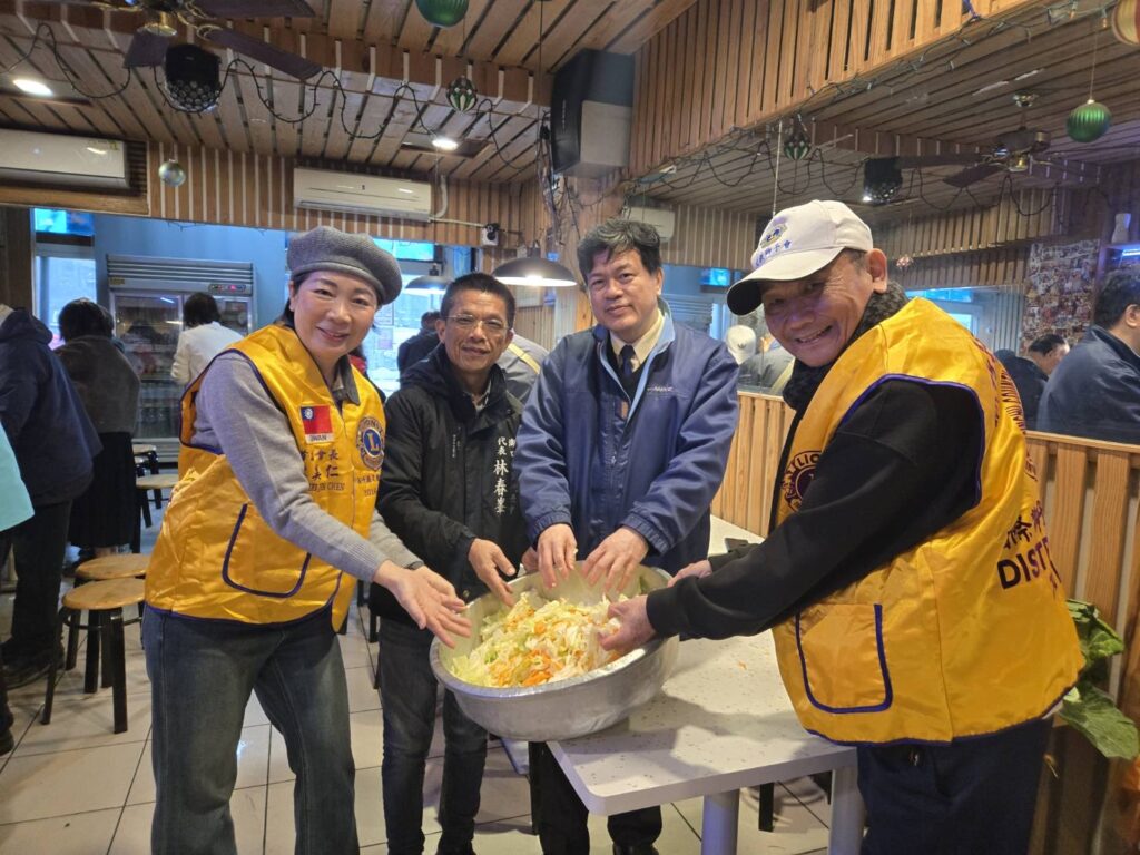 創會長陳美仁、湖口鄉民代表林春峯、清華大學教授楊景旭與現任會長潘東豫教授等人，一同參與泡菜試作體驗，象徵公私協力、社區共好的公益精神。（圖／記者林照東翻攝）