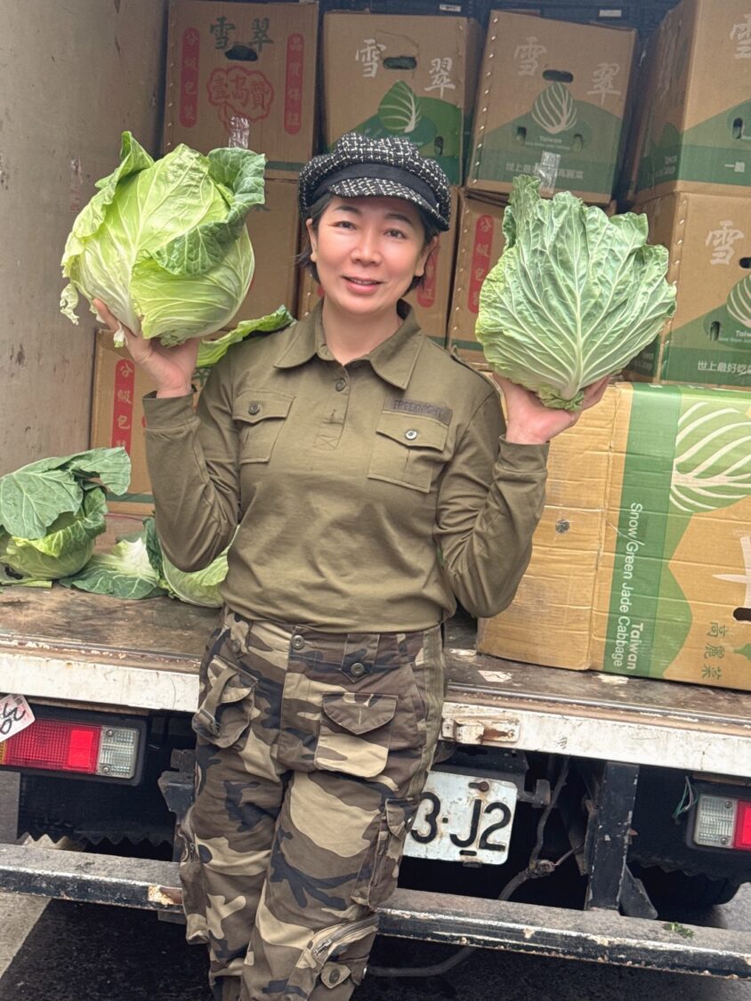 創會長陳美仁於現場展示高山雪翠高麗菜，以實際認購行動力挺農民，協助紓解年前高麗菜盛產滯銷壓力。（圖／記者林照東翻攝）