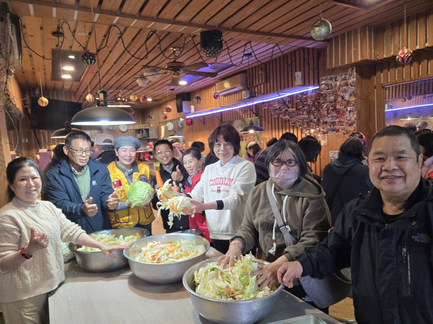 新竹縣文教獅子會攜手湖口社區媽媽們進行高麗菜泡菜試作，透過實作交流，將支持農民的心意轉化為社區共享的溫暖行動。（圖／記者林照東翻攝）