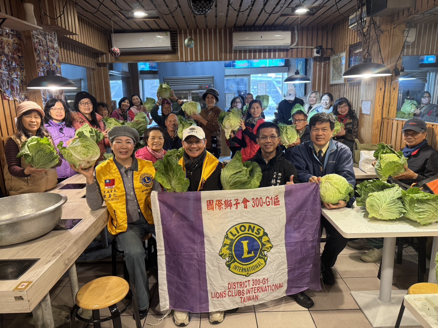 湖口社區居民手捧高麗菜合影留念，透過「高麗菜傳愛」行動，將關懷從產地延伸至社區，讓善意在彼此之間持續流動。（圖／記者林照東翻攝）