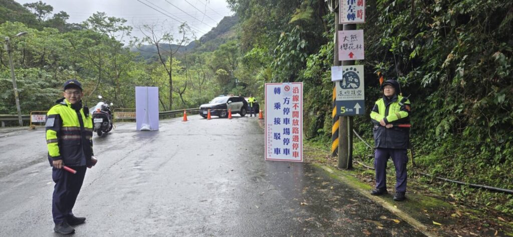三峽竹崙山區賞櫻季來臨，三峽分局警方嚴格實施交通管制。（記者徐煜勝翻攝）