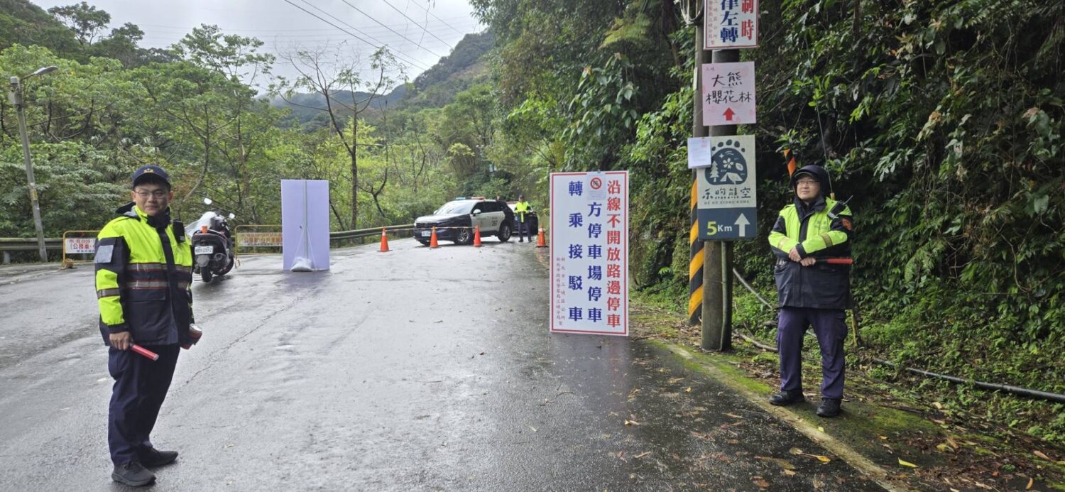 三峽竹崙山區賞櫻季來臨,三峽分局警方嚴格實施交通管制。(記者徐煜勝翻攝)