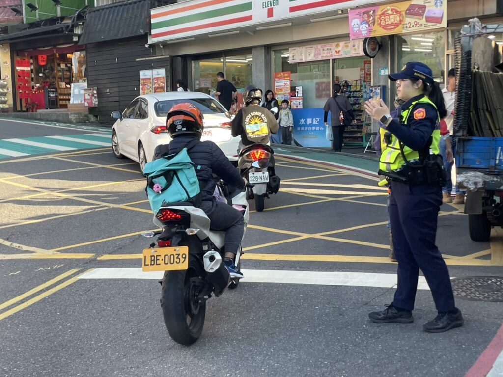 年節將至，瑞芳警分局提前啟動交通疏導與管制作為。（記者徐煜勝翻攝）