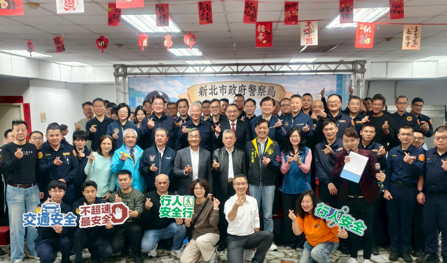 市長侯友宜任內最後一次與新北警年前圍爐。（記者徐煜勝翻攝）