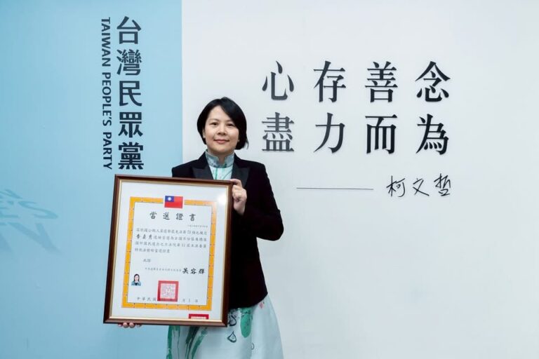 李貞秀手持立法委員當選證書留影。（圖／翻攝畫面）