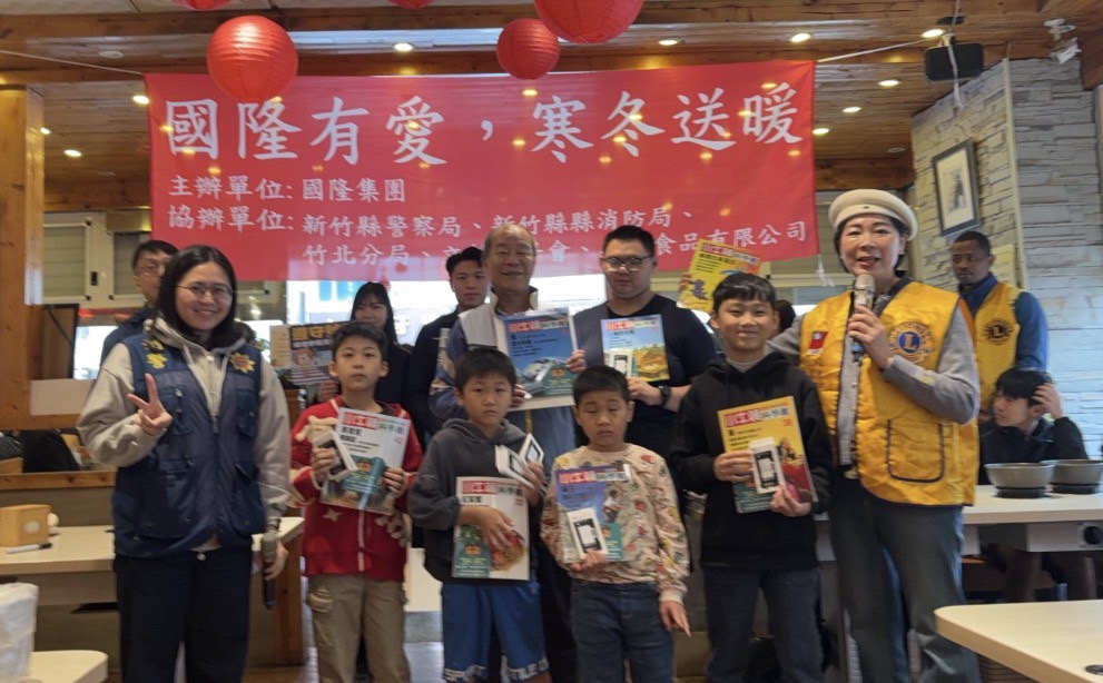 國隆集團董事長黃國華（中）於活動現場致詞，感謝公部門與在地團體共同投入，攜手為孩子們打造溫暖且安心的成長環境。（圖／記者林照東翻攝）