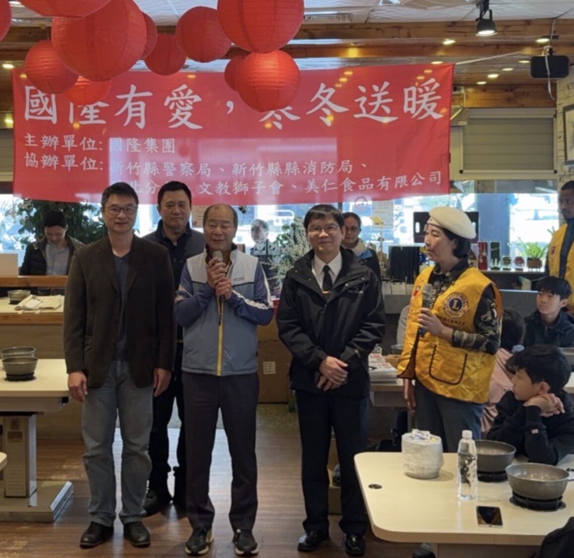 國隆集團董事長黃國華（中）於活動現場致詞，感謝公部門與在地團體共同投入，攜手為孩子們打造溫暖且安心的成長環境。（圖／記者林照東翻攝）