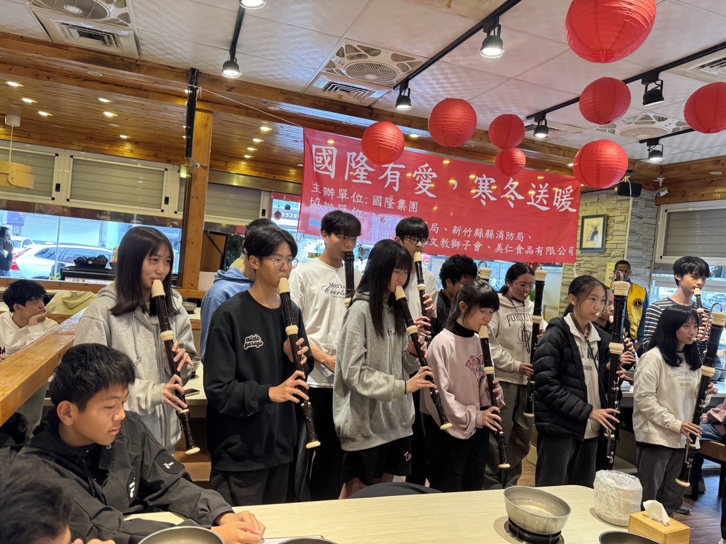 活動現場以「國隆有愛、寒冬送暖」為主題，結合企業、公部門與民間團體力量，透過陪伴與交流，讓關懷落實在每一個細節中。（圖／記者林照東翻攝）