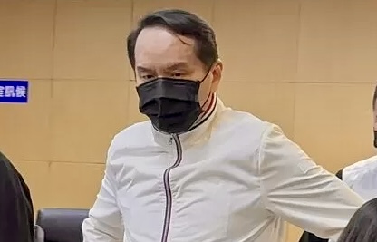 愛爾麗國際醫療集團總裁常如山，日前因涉妨害性自主案遭台北地檢署以被告身分傳喚到案說明，當天在律師陪同下配戴口罩，低調從台北地方法院側門進入，全程未對媒體發言。（圖／記者林照東翻攝）