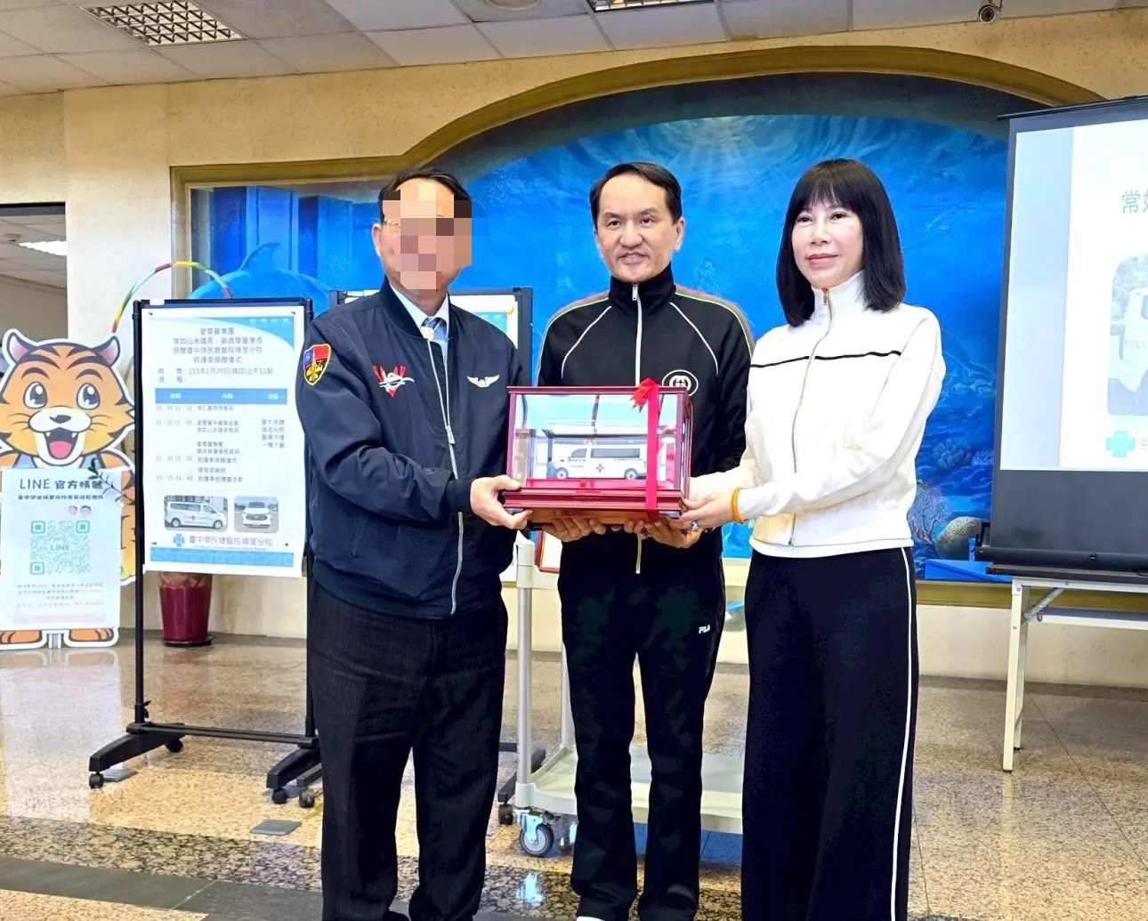 常如山過去以愛爾麗國際醫療集團名義，多次捐贈救護車及相關公益物資，並親自出席捐贈場合與警消及醫療單位合影，如今卻捲入性侵疑雲，公益形象與司法案件形成強烈對比。（圖／記者林照東翻攝）