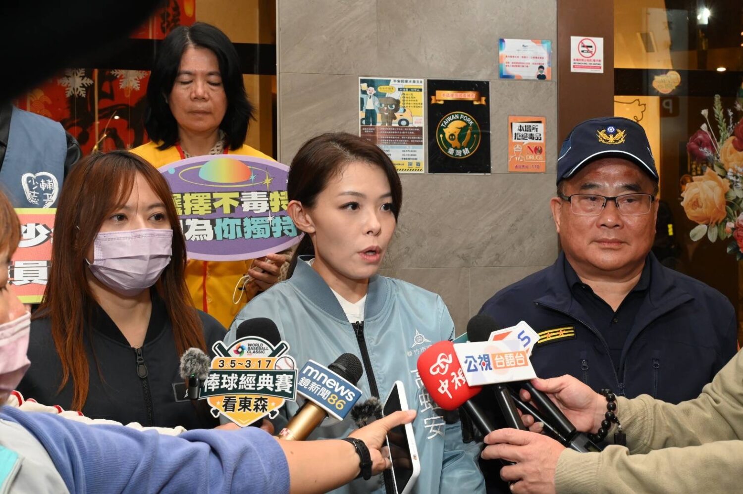 新竹市長 高虹安 出席「風城維安專案」成果說明，聽取警方簡報並接受媒體聯訪，肯定警方春節前強力掃蕩治安成效。（圖／新竹市警察局提供）