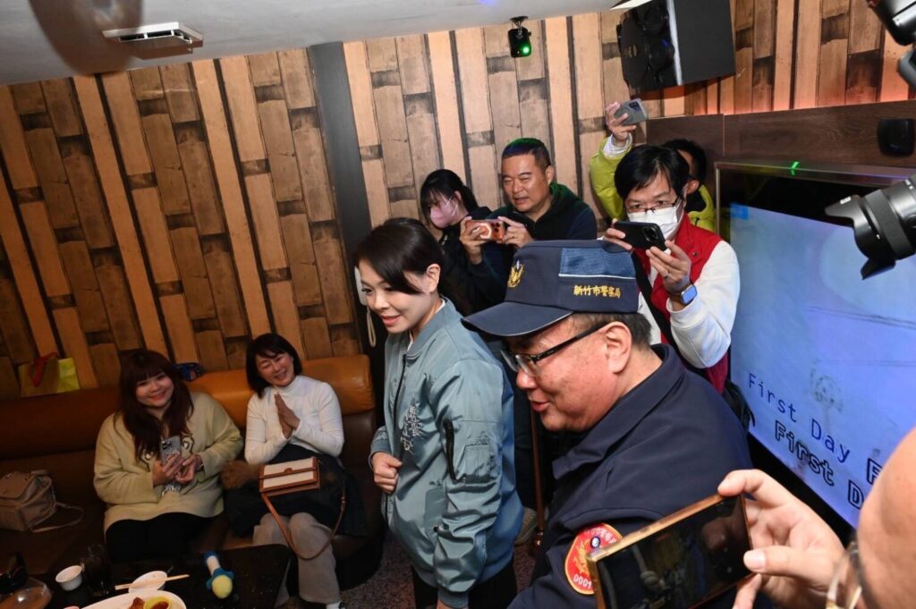 新竹市警察局執行「風城維安專案」，市長高虹安與警察局長 陳源輝 實地視察治安熱點，展現市府與警政單位聯手維安決心。（圖／新竹市警察局提供）