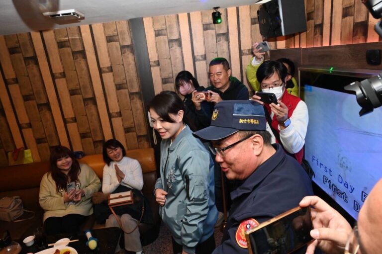 新竹市警察局執行「風城維安專案」，市長高虹安與警察局長 陳源輝 實地視察治安熱點，展現市府與警政單位聯手維安決心。（圖／新竹市警察局提供）