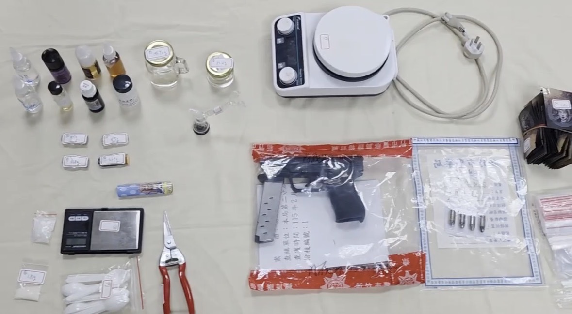 警方破獲槍枝及毒品分裝工廠，查扣改造手槍、子彈、毒品原料、分裝工具及電子磅秤等大批證物，全案依法移送偵辦。（圖／新竹市警察局提供）