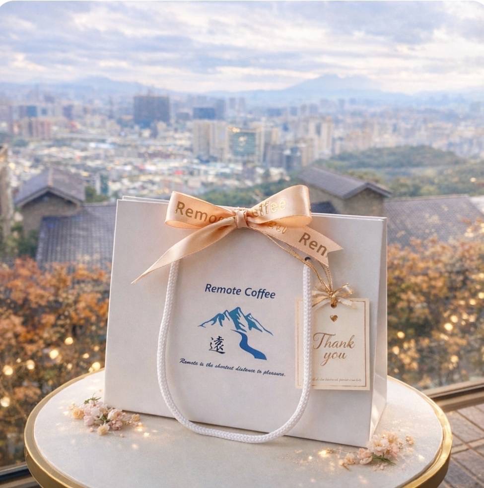 遠 咖啡文創禮盒 logo 取形自台東關山的山形輪，代表「深遠的目標」、也象徵在人生旅途中持續前行的方向感。（圖/主辦單位提供）